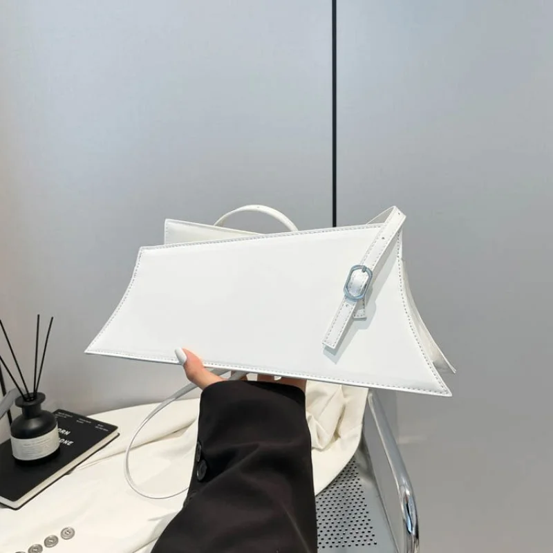 حقيبة ماسنجر نسائية مصنوعة من جلد الماعز تتميز بمظهر يومي عالي الجودة كاجوال أنيق وخفيف الوزن ​