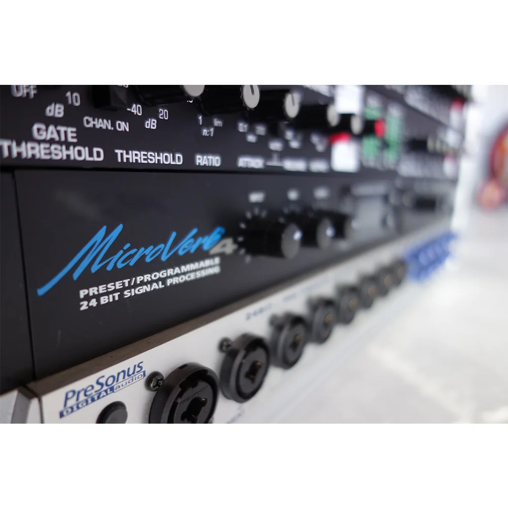 Microverb 4 Vooraf Ingestelde/Programmeerbare 18-Bits Signaalprocessor 18-Bits Conversie Speciale Fx-Parameters Midi-Besturing Van Programmawijzigingen