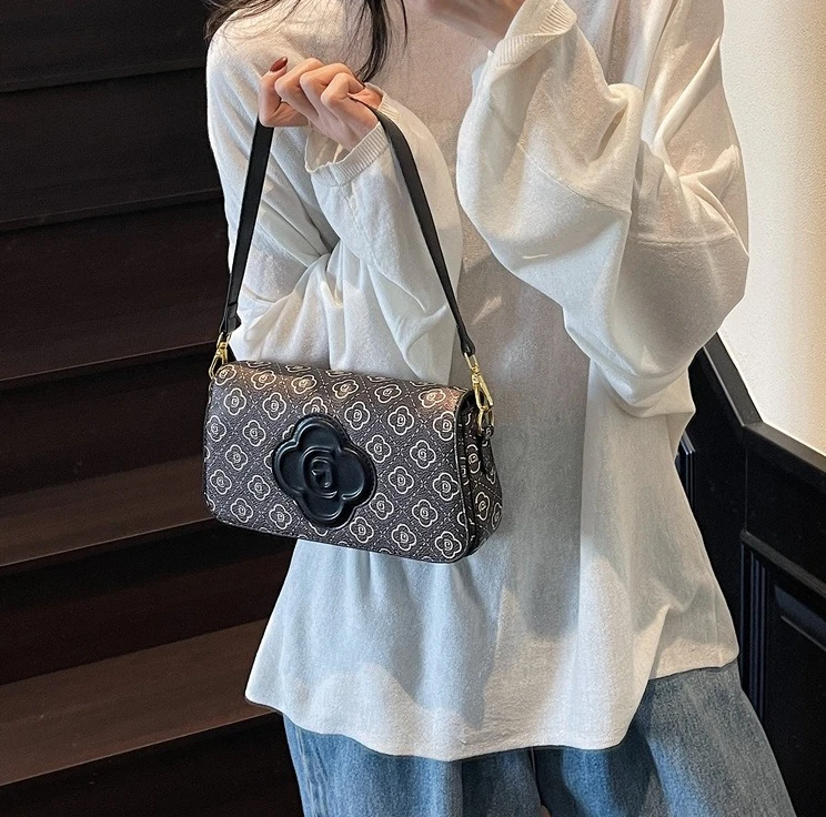 

Winter Fashion Underarm Versatile One-shoulder Small Square Bag Women's Trendy Letter Pop Design High-end Texture Crossbody Bag