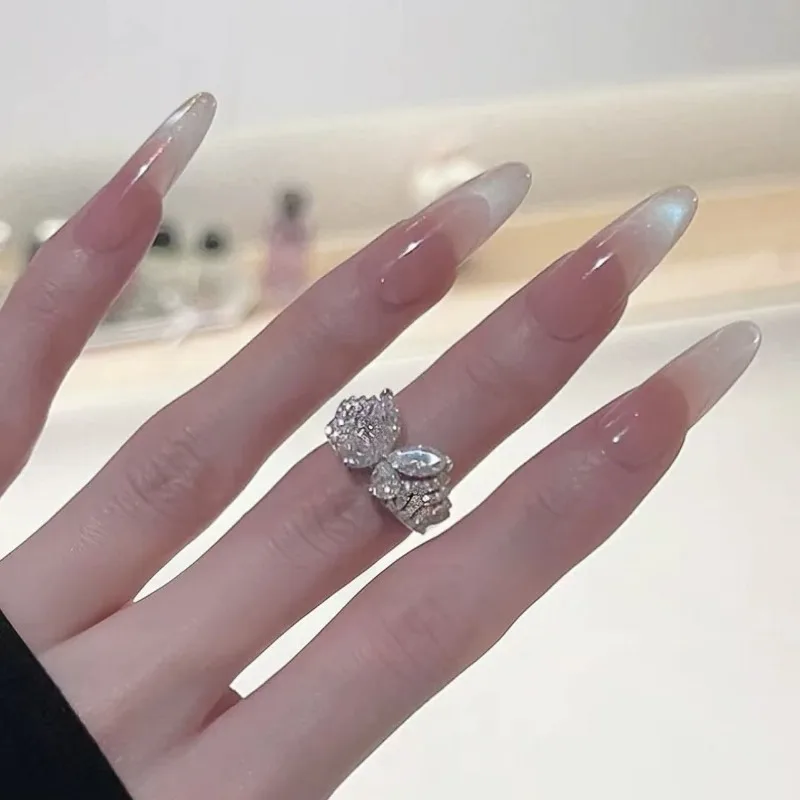 

Гигантская фея ~ темперамент знаменитостей, полный бриллиантов, бант, кольцо с широким горлышком, кольцо на указательный палец с вспышкой, нишевое дизайнерское кольцо