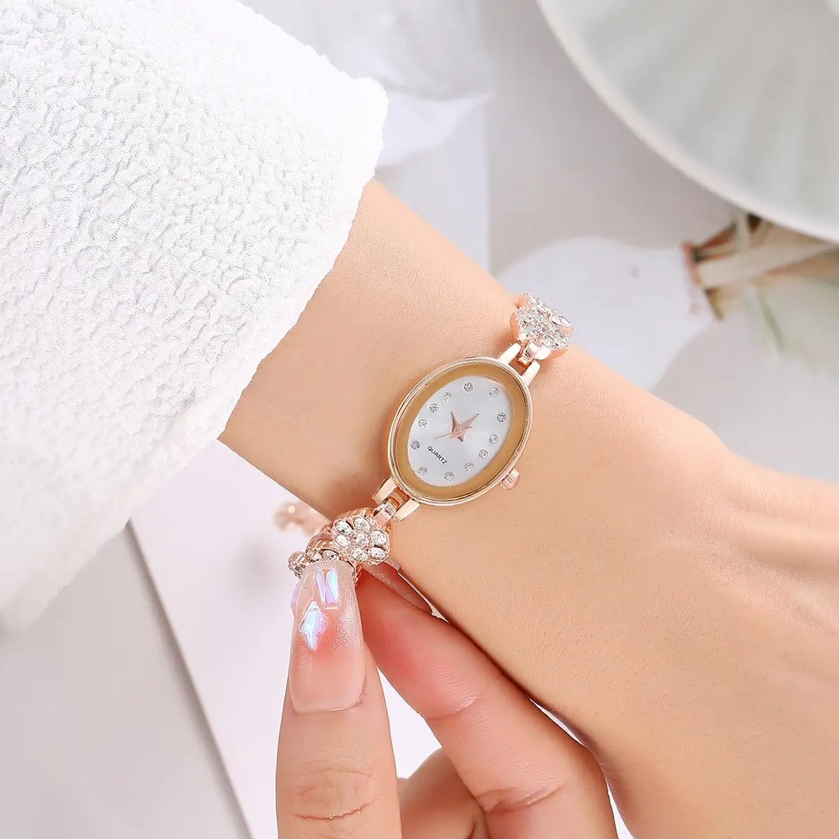 New manufacturer issues cross-border hot selling diamond oval new bracelet watches for women\'s fashion watches