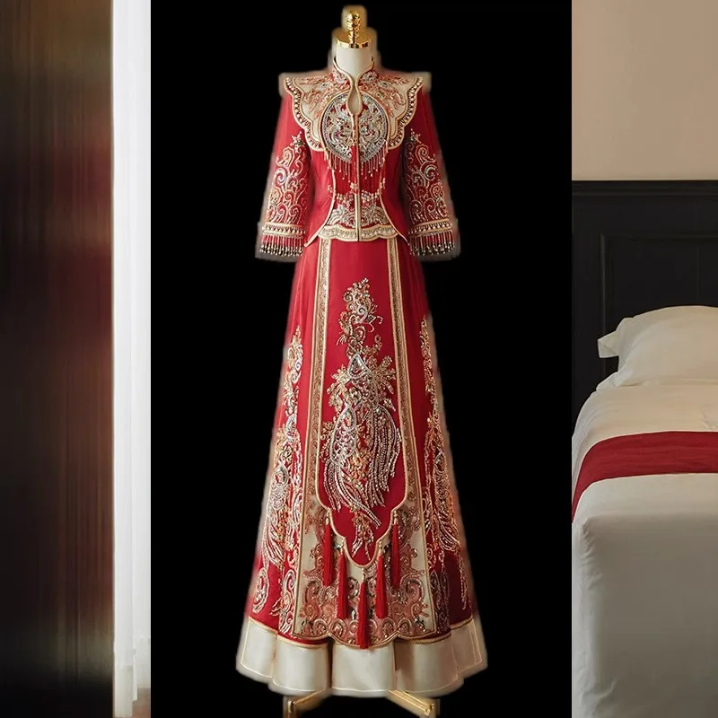 A new style of Chinese-style wedding dress featuring figure toasting
