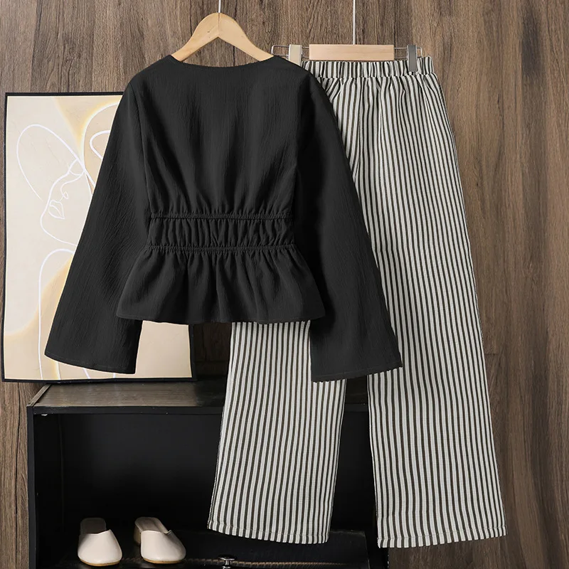 

Новый весенний комплект для девочек в европейско-американском стиле: топ с V-образным вырезом, бантом на талии и расклешенными рукавами, а также широкие брюки. Размеры 130-170 см.