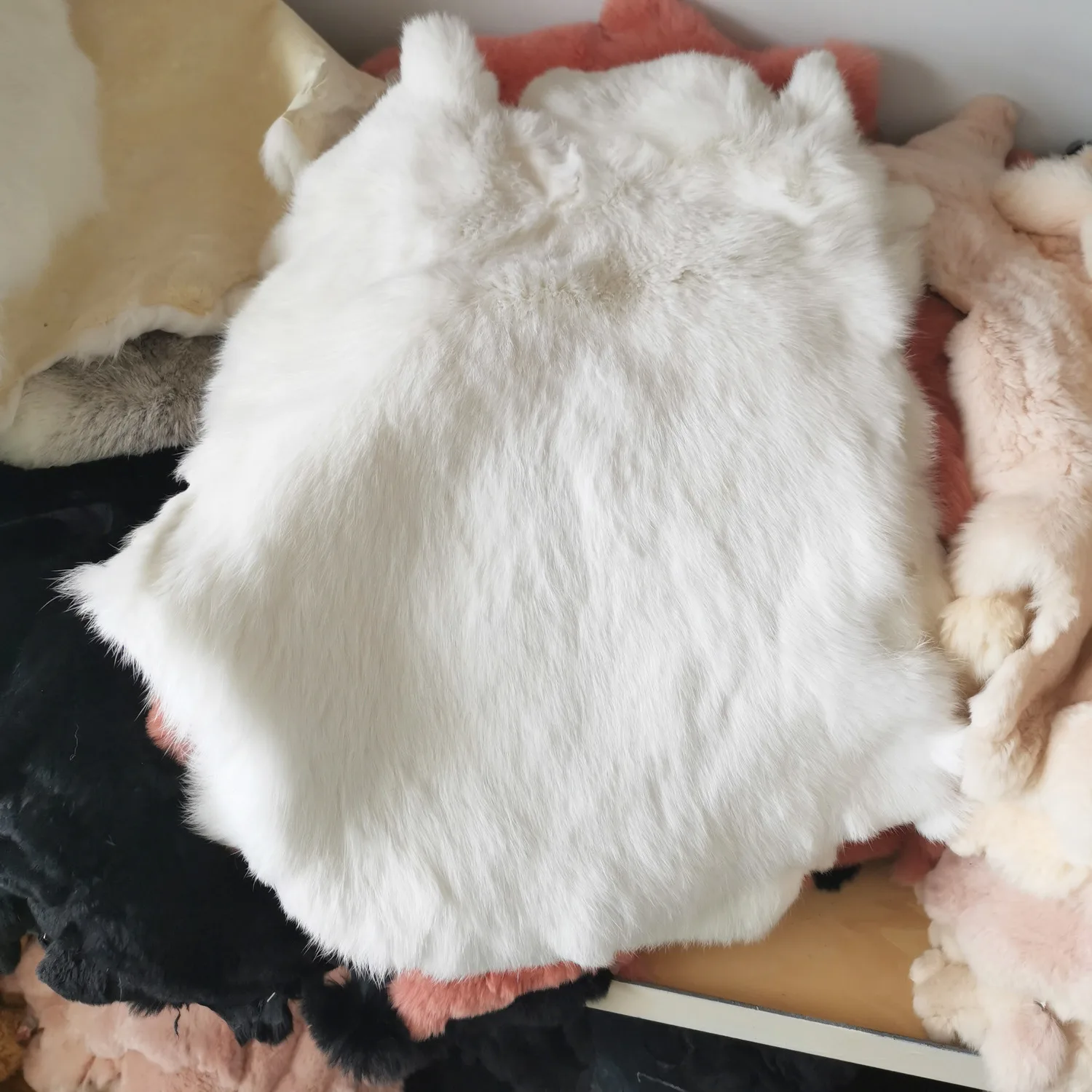 

Наколенники и подушки из цельной кроличьей кожи/меха для дома