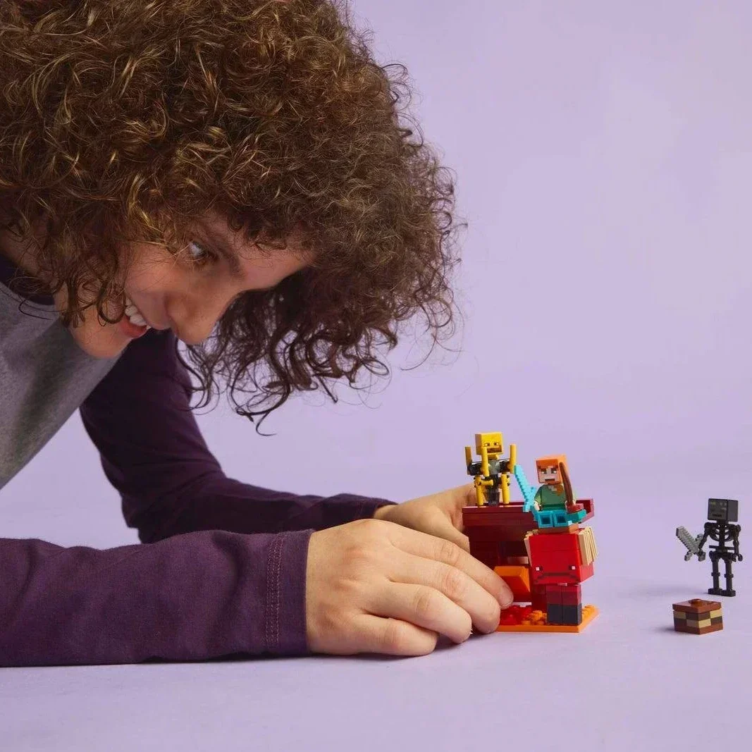 ليغو ®   ماين كرافت ®   مجموعة معركة نيثير لافا ممتعة كبيرة للبناء واللعب للأولاد والبنات الذين تتراوح أعمارهم بين 6 سنوات فما فوق هدية عيد ميلاد 21266 99 قطعة