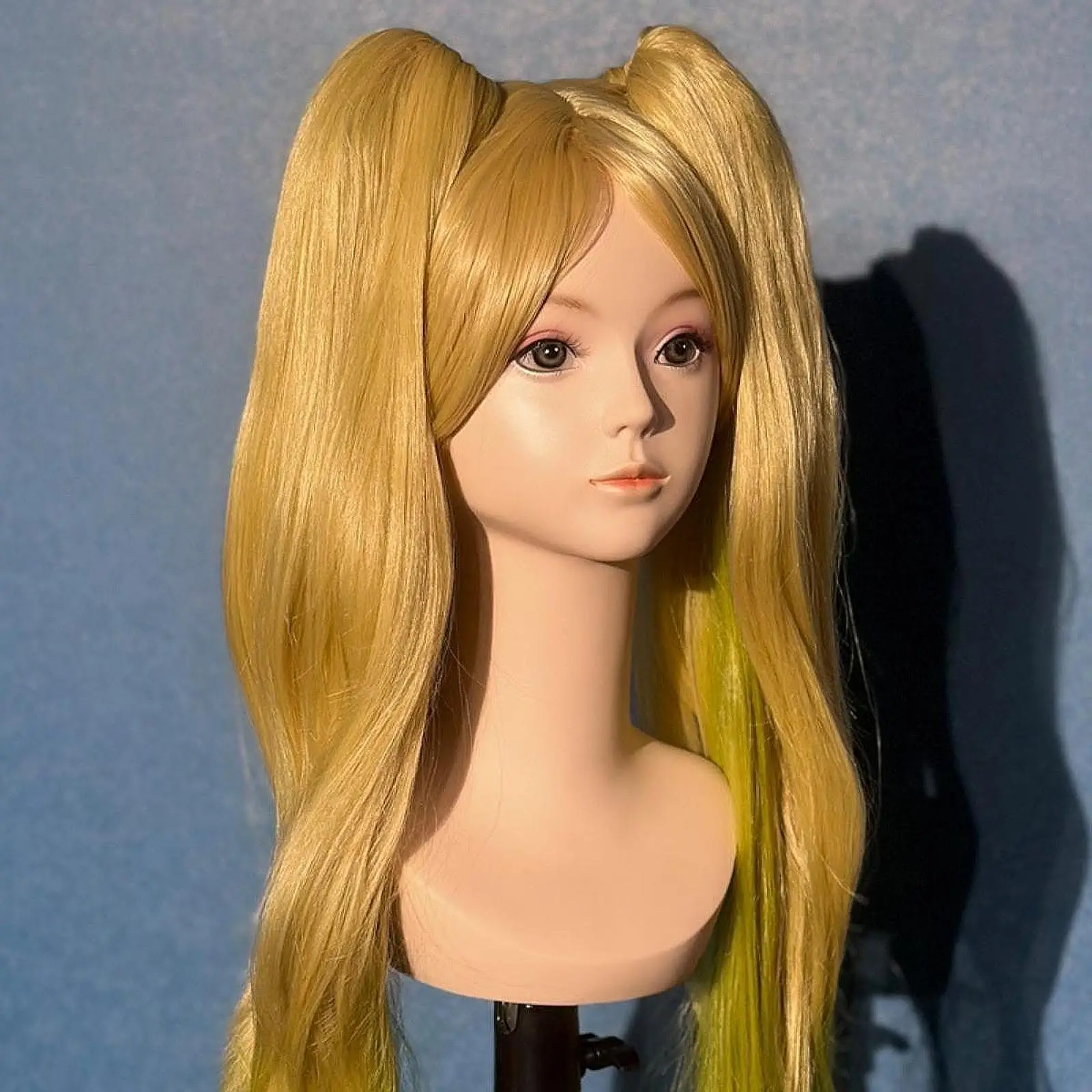 Modello di visualizzazione parrucca liscia con testa di manichino femminile per orecchini, gioielli, occhiali