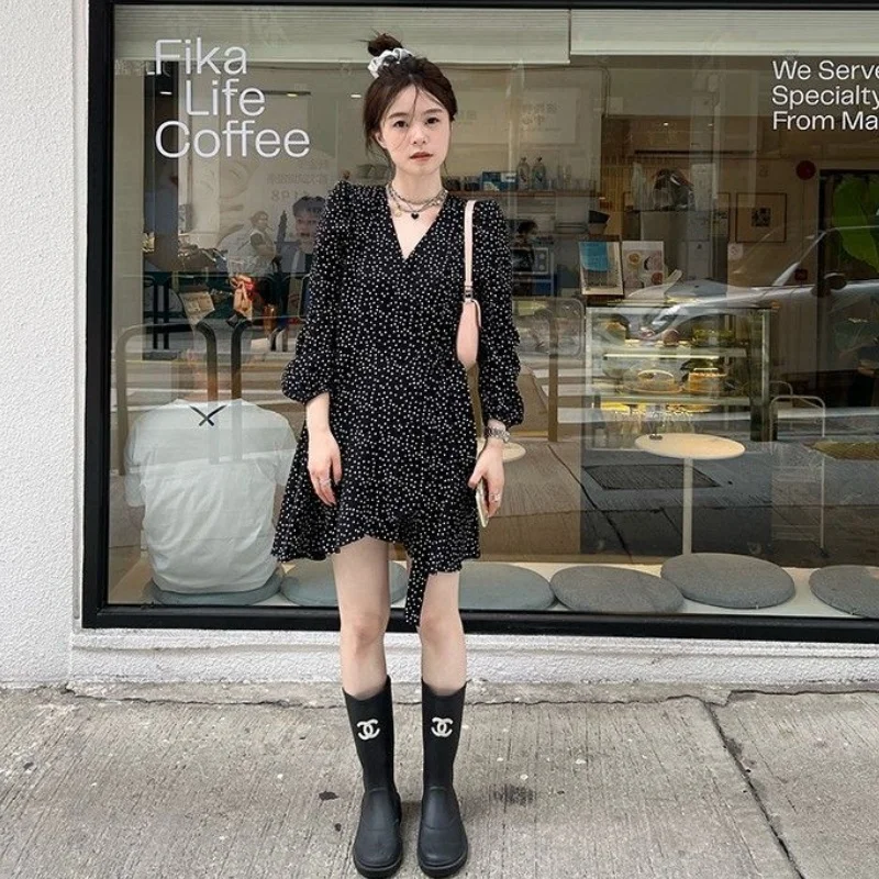 Damen Langarm-Minikleid mit Polka Dots und Blumenmuster, Choker und Rüschen, Schwarzes Langarm-Kleid im Französischen Stil