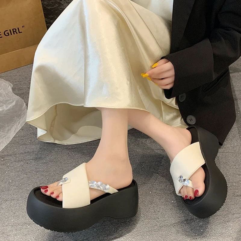 Zapatillas de moda para mujer, novedad de 2025, sandalias con cabeza redonda y diamantes de imitación, sandalias con parte inferior de Muffin, zapatos de mujer de suela gruesa y tacón alto