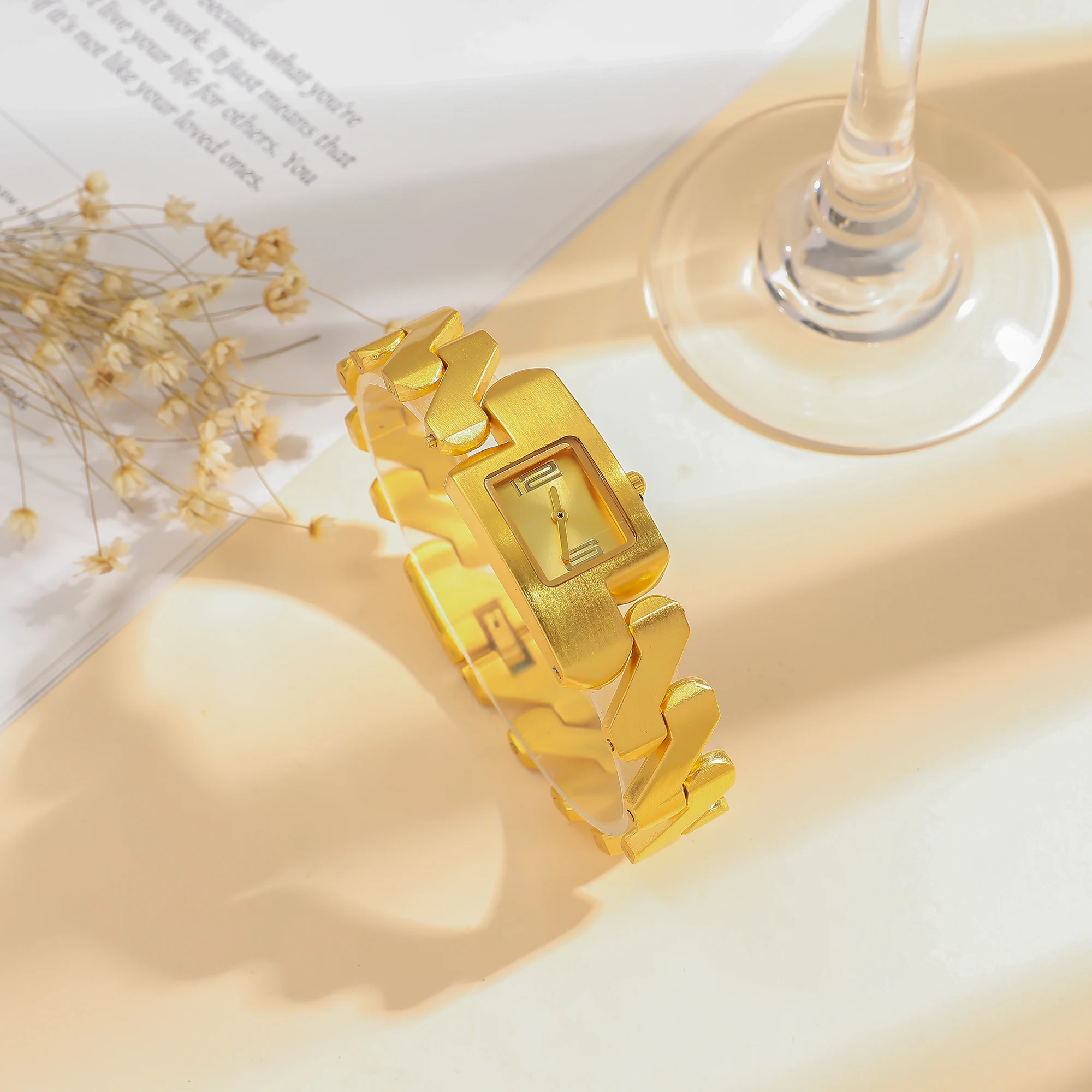 

Роскошные женские часы с золотым алфавитным дизайном, квадратным циферблатом, уникальным браслетом, модный кварцевый хронометр для женщин