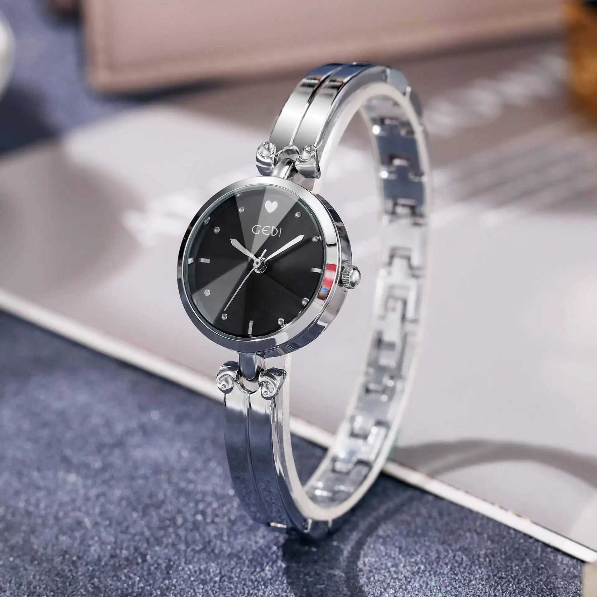 2025 Orologio da coppia Orologio in lega di fascia alta di nicchia Squisito quarzo medievale W atch Bracciale impermeabile da donna