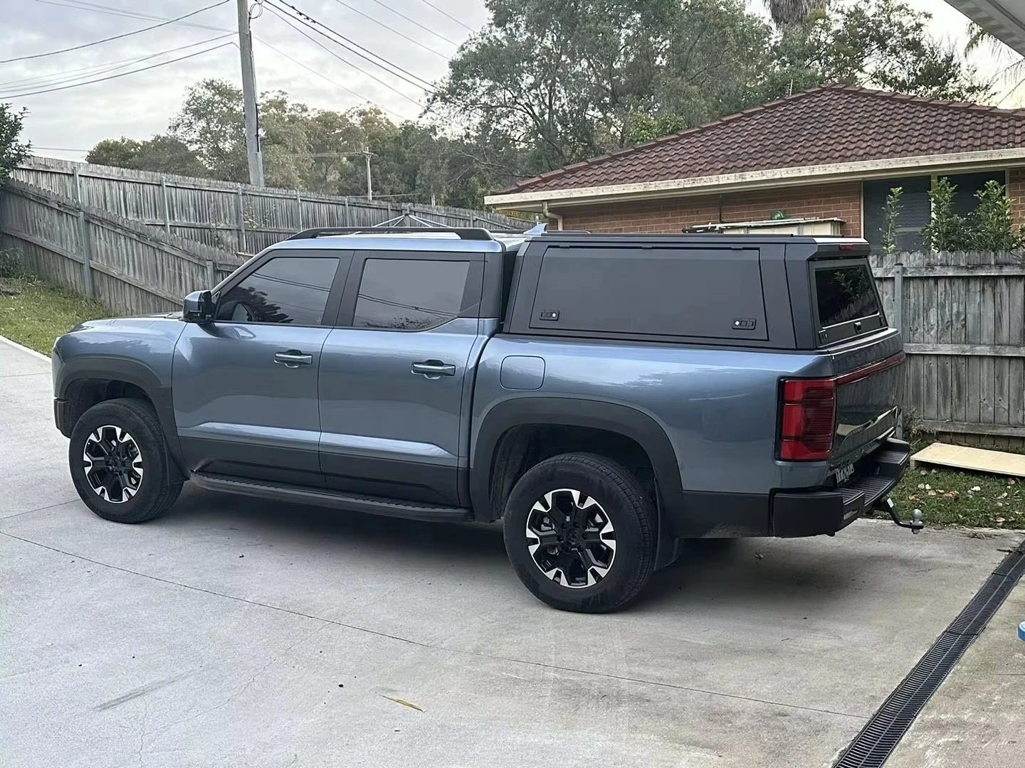 غطاء سرير بمظلة شاحنة بيك اب من الألومنيوم لـ RAM 1500 Hilux Shark 6