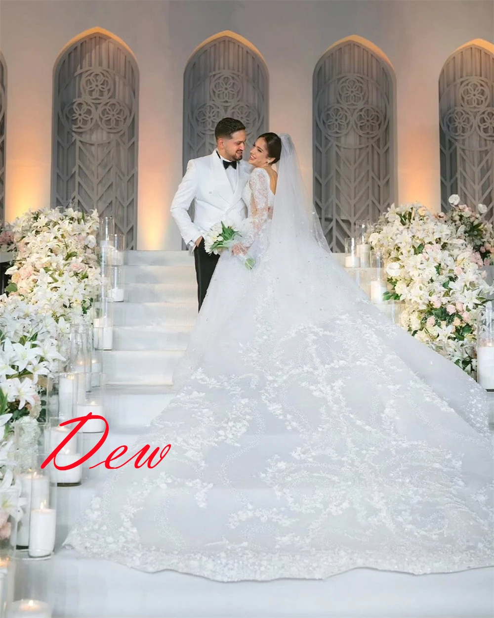 ที่กําหนดเองคุณภาพสูงสีขาวซาตินชุดเจ้าสาวอารมณ์ที่ไม่มีสายหนังแขนยาวชุดแต่งงาน Chapel Train เปิดกลับชุด