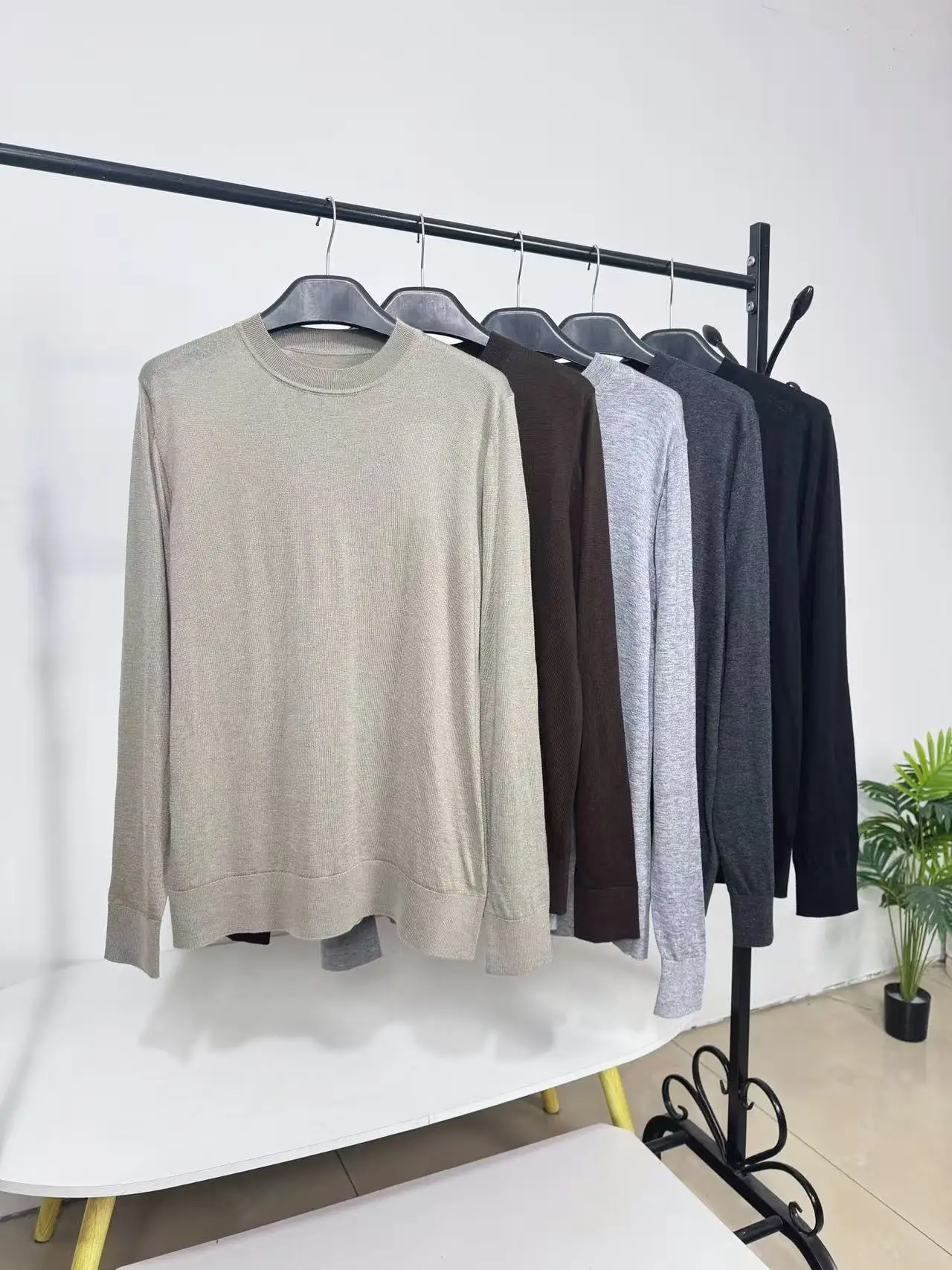 

Мужской легкий трикотажный базовый слой из смесовой шерсти (85% шерсть) для весеннего сезона: дышащий, комфортный, с круглым вырезом.