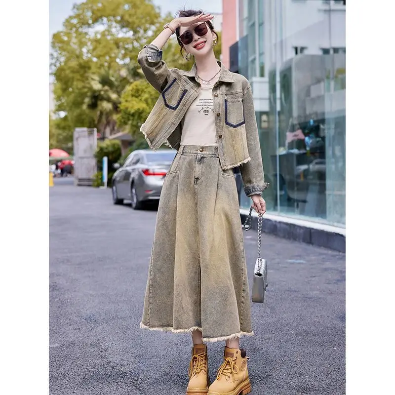 

Элитный джинсовый комплект из двух предметов: женская весенне-осенняя новинка в стиле ретро — короткая джинсовая куртка с отложным воротником + элегантная юбка-полусолнце.