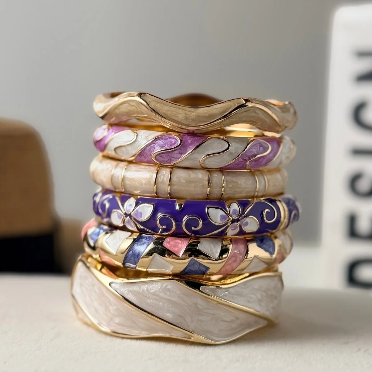 Retro-Ethno-Armband in Lila, Rosa und Weiß mit Emaille-Einsätzen für Damen und Herren, Geometrischer Statement-Armreif mit Blumenmuster – Detail 22