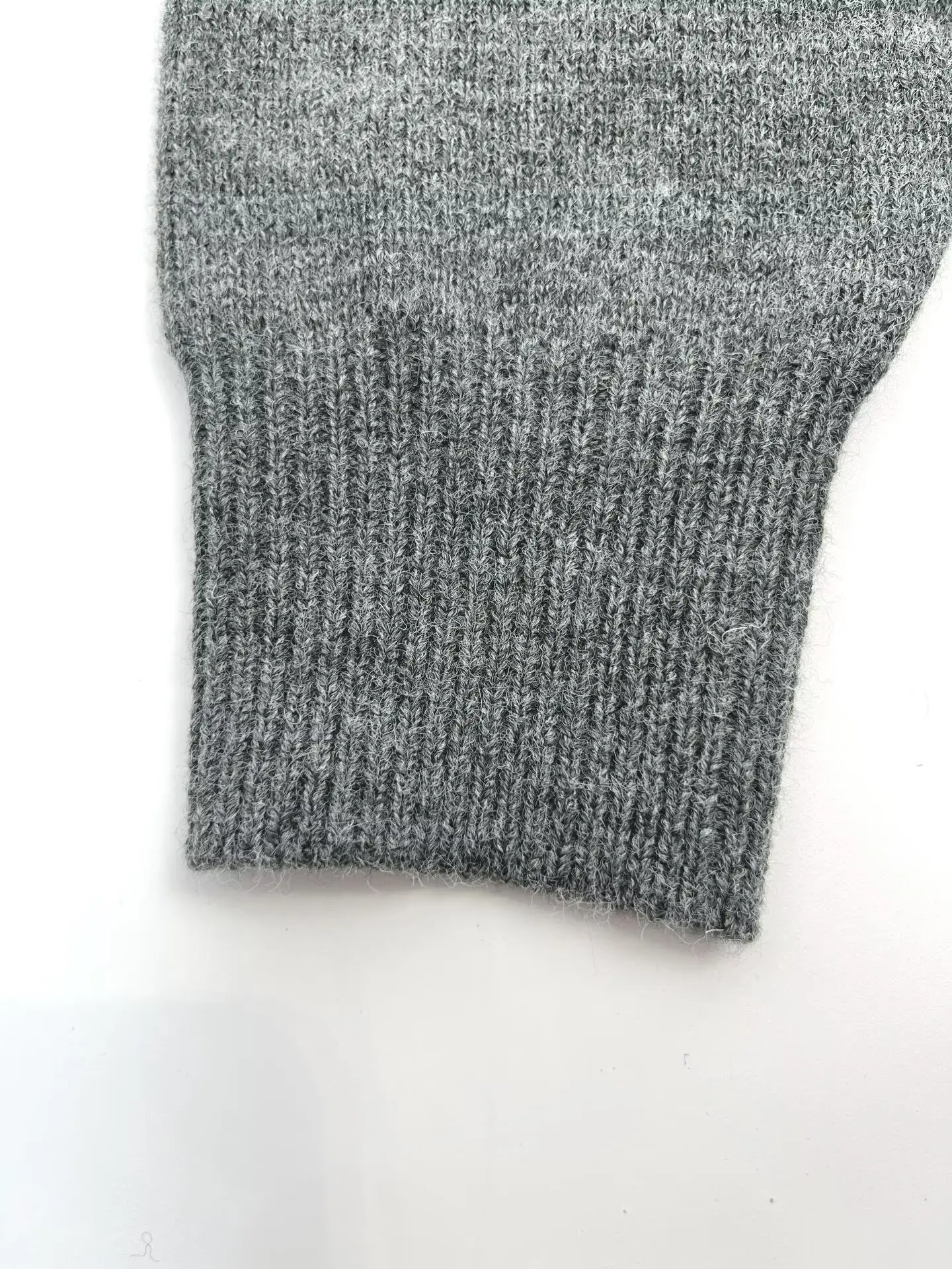 Europejski i amerykański styl, nowa kolekcja jesień-zima 2025, modna odzież damska, uniwersalny, luźny sweter z odkrytymi ramionami.