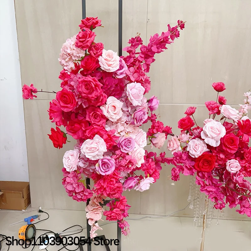 Hochzeits-Hintergrundbogen aus KT-Board mit hängenden Blumendekorationen, pinkfarbenen Rosen und Rittersporn-Arrangements, Blumen für Veranstaltungen. – Detail 2