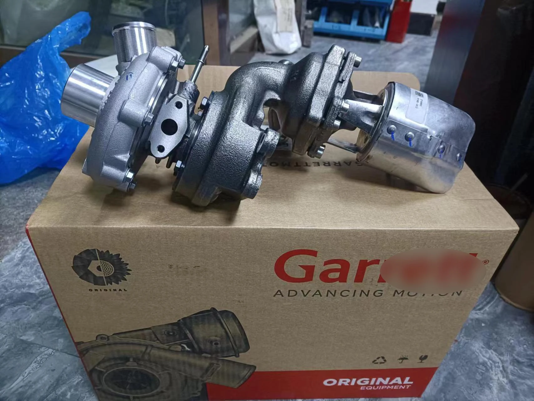 

OEM FOR Range Rover, Range Rover Sport, 4.4L turbocharger. LR044563 on the left. LR038044 on the right