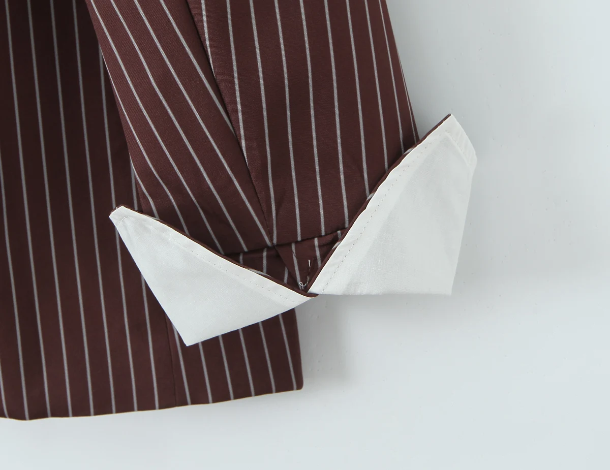 Żakiet damski oversize w stylu boyfriend vintage z długim rękawem, wywijanymi mankietami, w paski w kolorze chill brown, z klapami, luźny krój, moda 2025.