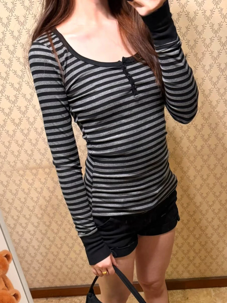 

Черная полосатая футболка с длинным рукавом, женская осенняя тонкая футболка с круглым вырезом и тремя пуговицами, винтажные хлопковые футболки в консервативном стиле, топы Y2k