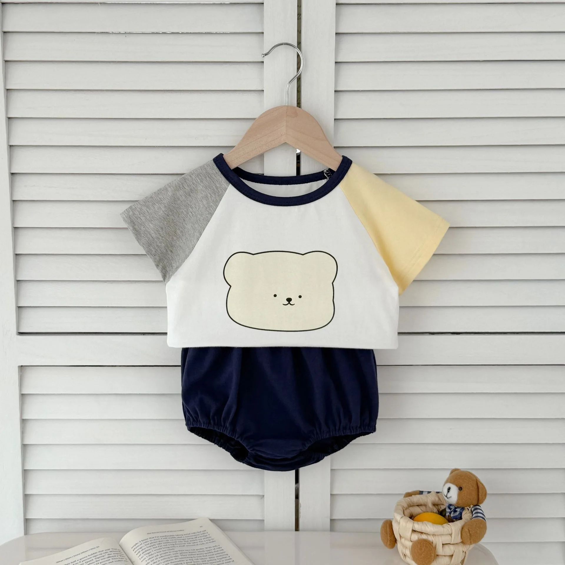MINISO T-shirt a maniche corte per neonato estivo con stampa di orsi dei cartoni animati Set di vestiti per bambini dolci e carini per bambini Tute