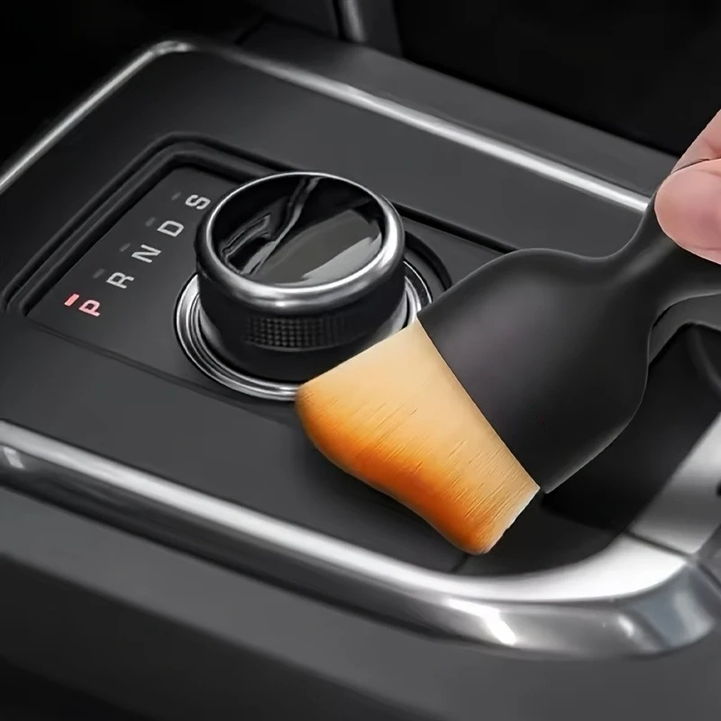 The shape of the curved brush head，Fit perfectly into the car's air vents、Shift slot、The curvature of the gap on the dashboard，T