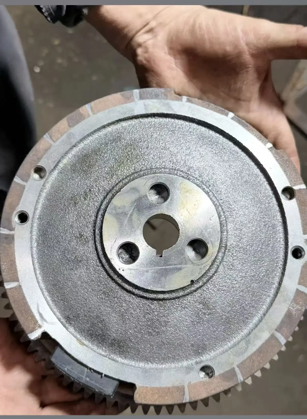 LC1P92F-1 engine flywheel, 16 horsepower, vertical shaft, 452 cubic centimeters. Suitable for gardening and lawn equipment.
