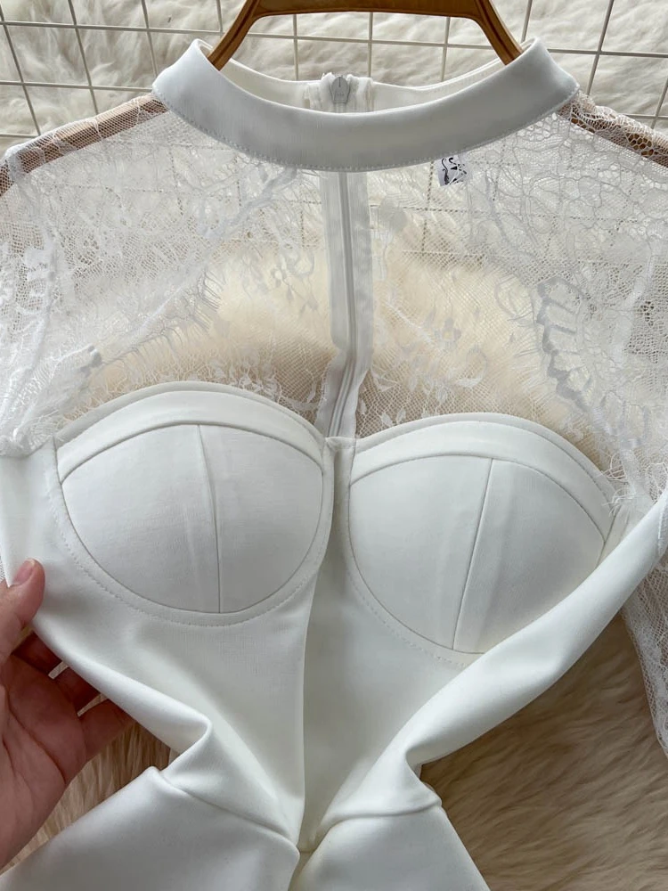 Foamlina Sexy Durchsichtiges Spitzen-Patchwork-Minikleid für Damen, O-Ausschnitt, Ausschnitt vorne, Brust, gepolstert, schmal, plissiert, unregelmäßiges Partykleid