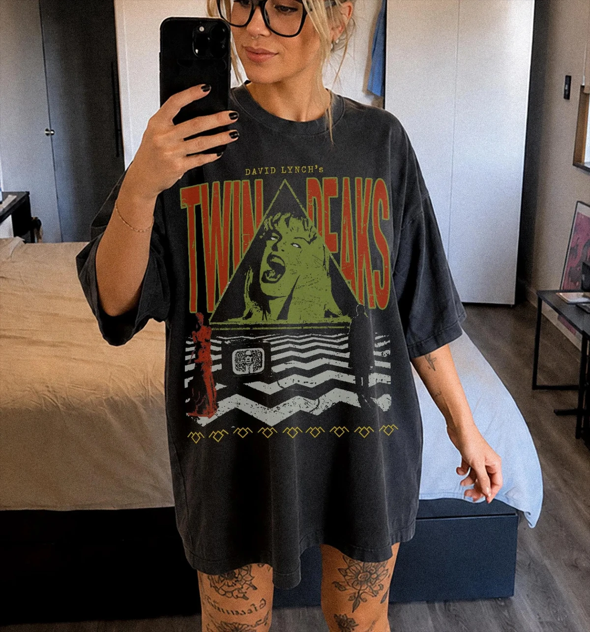 90s Cult Horror Movie/TV Series Themed T-shirt, Red Room/black Room Waiting Room Pattern T-shirt, Retro Punk Horror T-shirt