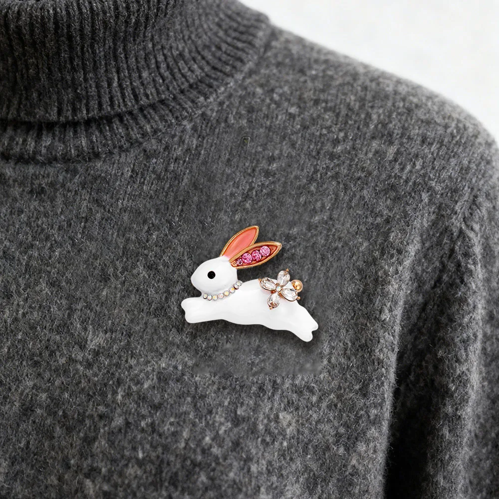 Cross border fashion animal pin accessories, cute and cute rabbit brooch, alloy enamel cartoon rabbit chest flower