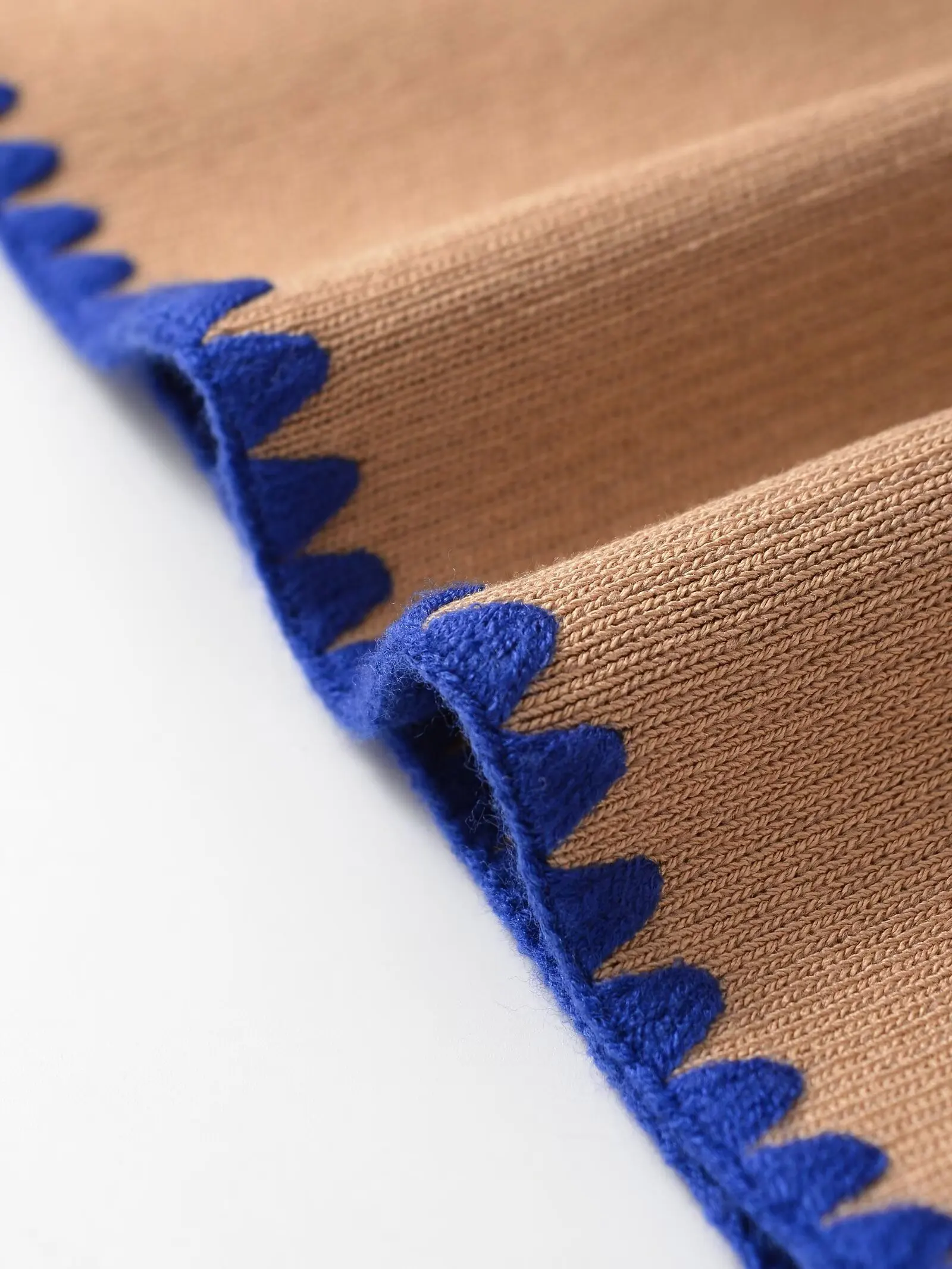 2025 женский осенний новый контрастный цветной отделки, повседневный модный универсальный короткий вязаный кардиган с круглым вырезом