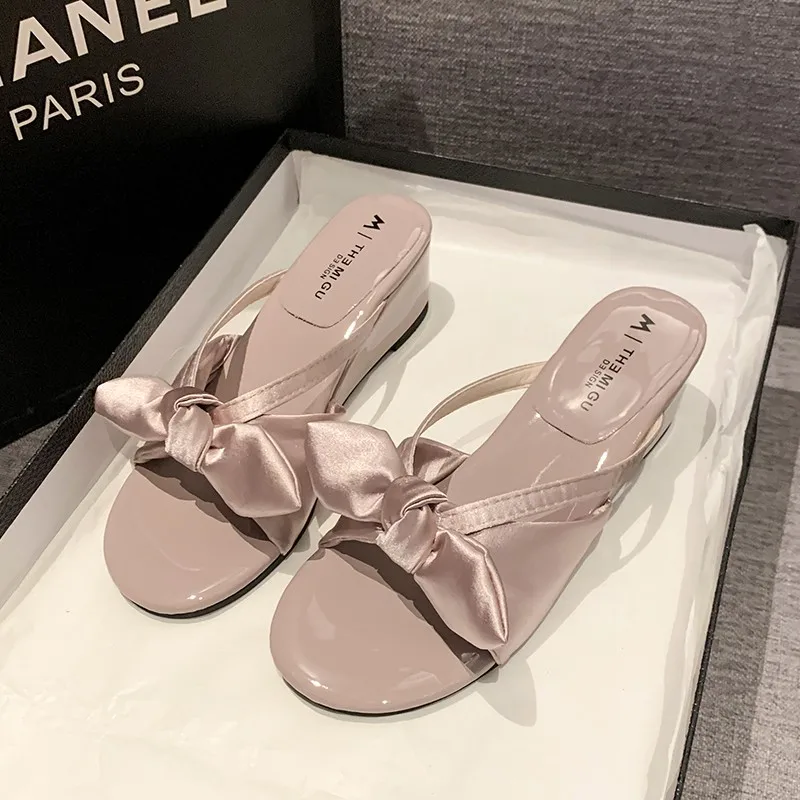 الفاخرة القوس الزخرفية الترفيه إسفين عدم الانزلاق النعال الإناث 2025 الصيف موضة ليوبارد النعال الزخرفية لينة سوليد