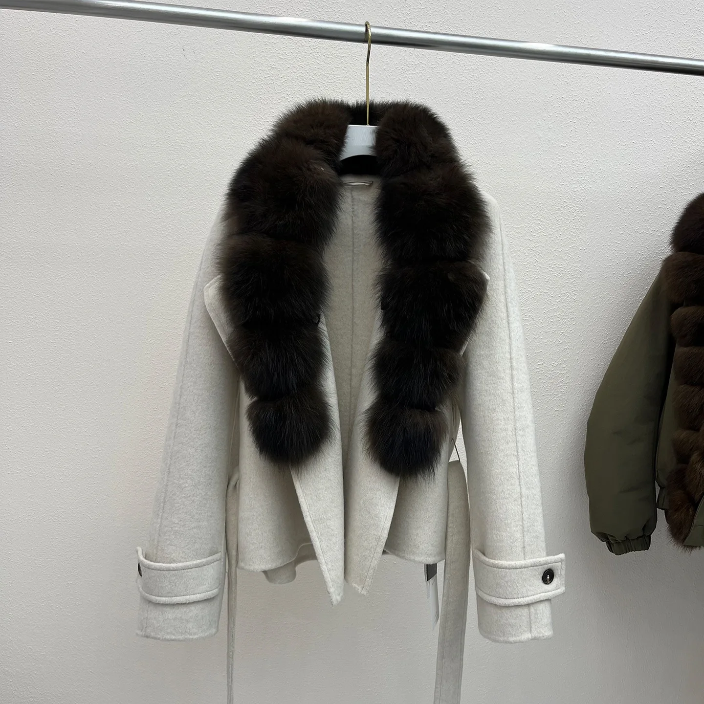 Fox large fur collar short woolen coat, 2026 autumn/winter new style stylish thickened warm women's wool coat