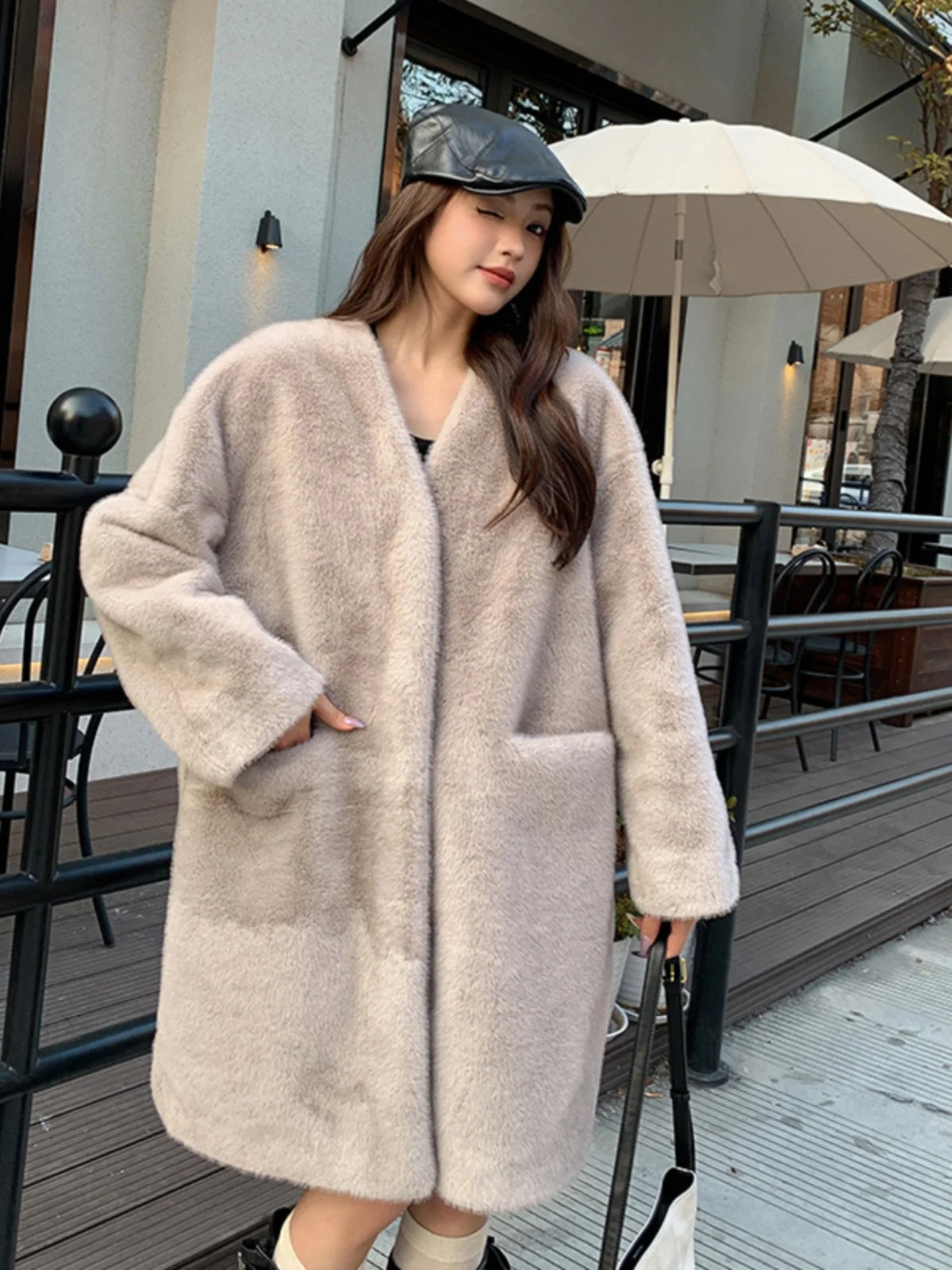 เสื้อโค้ทขนสัตว์ผู้หญิง สำหรับฤดูหนาว อุ่นสบาย ขนเทียม ทรงยาว หลวม สไตล์เกาหลี แขนยาว คอวี  แบบผ่าข้าง