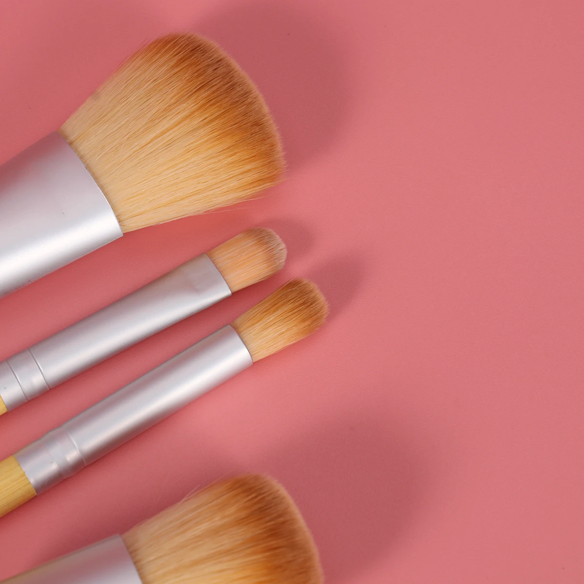 

4Pcs Makeup Brush Set Bamboo Handle Soft Bristles Cosmetics Brush Kit Perfect for Daily and Professional Use Makeup Set