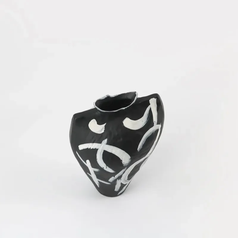 Wholesale Abstract Black White Resin Vase Irregular Asymmetrical Mouth Modern Table Vase for Home Villa Wedding Decor OEM