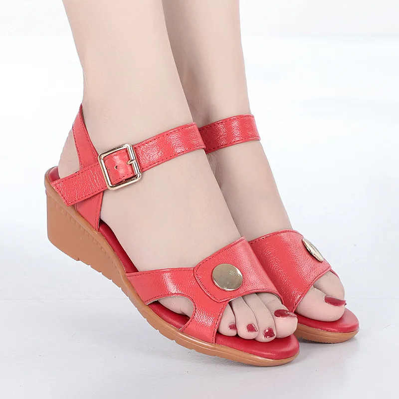 أحدث صنادل جلدية أصلية كبيرة الحجم لعام 2025 أحذية مفتوحة للنساء صنادل مسطحة صيفية صنادل إسفين أحذية نسائية غير رسمية