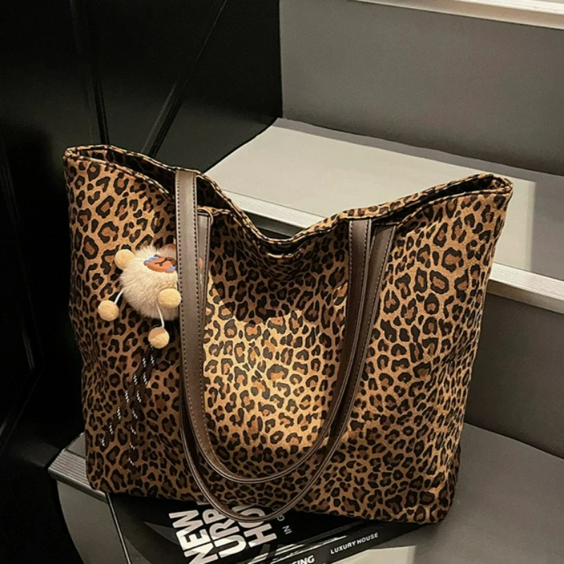 جديد ريترو الجلد المدبوغ حقيبة كتف بسيطة المرأة موضة سعة كبيرة مقبض حقيبة مريحة ومتعددة الاستخدامات أكياس التخزين الملمس