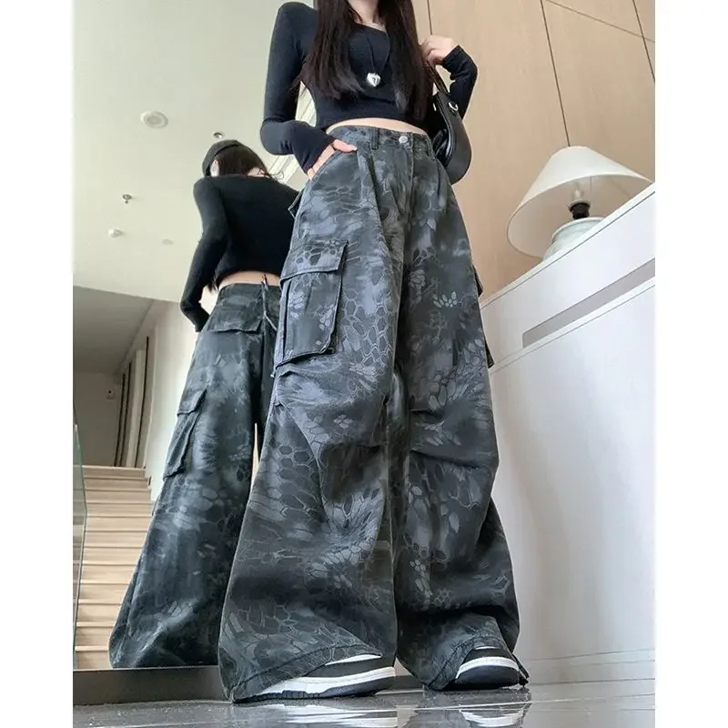 بنطلون جينز نسائي فضفاض غير رسمي مقاس كبير بنطال واسع الساق على طراز الشارع الأمريكي بنطال أنيق مطبوع عليه ثعبان مموه