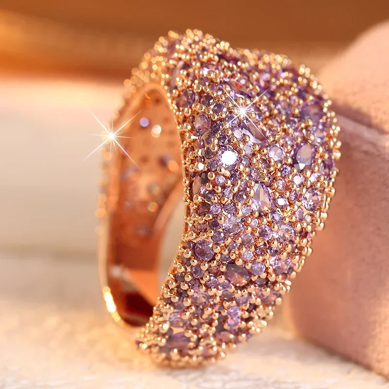 Luxuriöser breiter Damenring, wunderschöner, vollständig mit synthetischem Zirkon in Lila-Tönen besetzter Ring, Bankett- und Dinner-Schmuck mit eleganter Ausstrahlung – Detail 5