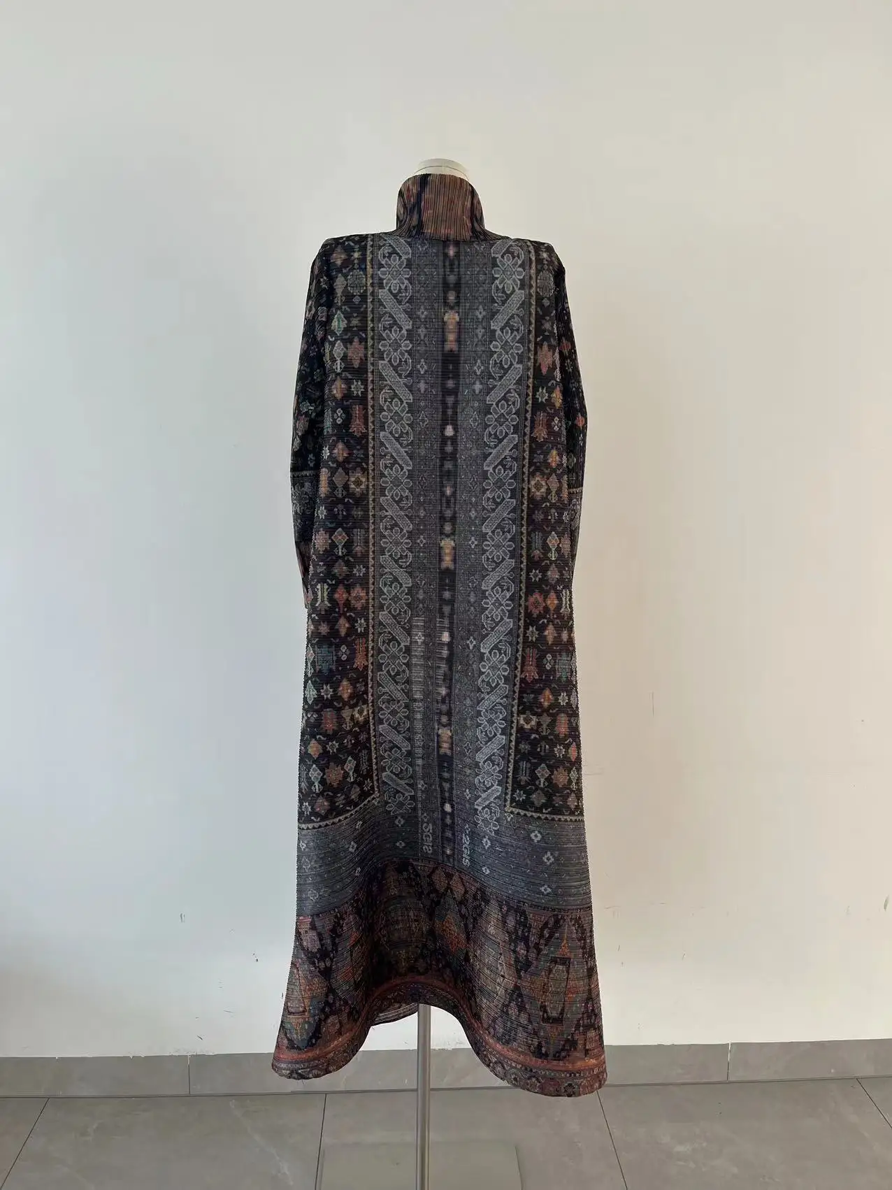 Miyake Pleated 2024 New Folded Collar Long Sleeved Retro Printed Dress Belt for Women Dubai Designer Original Fashion Loose Coat