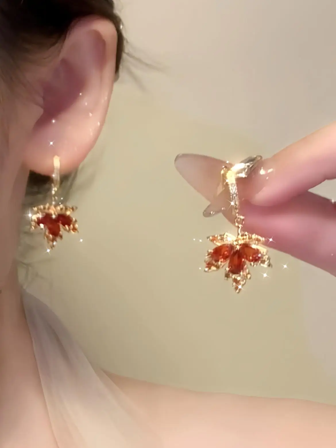 

Red maple leaf niche design ear clip