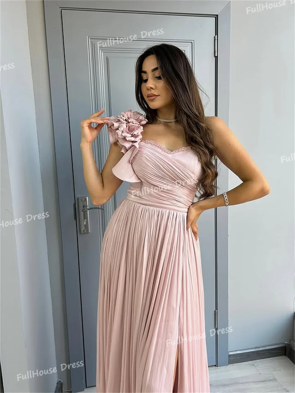 فستان سهرة طويل أنيق مصنوع حسب الطلب بياقة على شكل قلب مطوي على شكل حرف a للحفلات الراقصة مزين بالزهور بدون ظهر وفتحة جانبية مع محكمة سويب