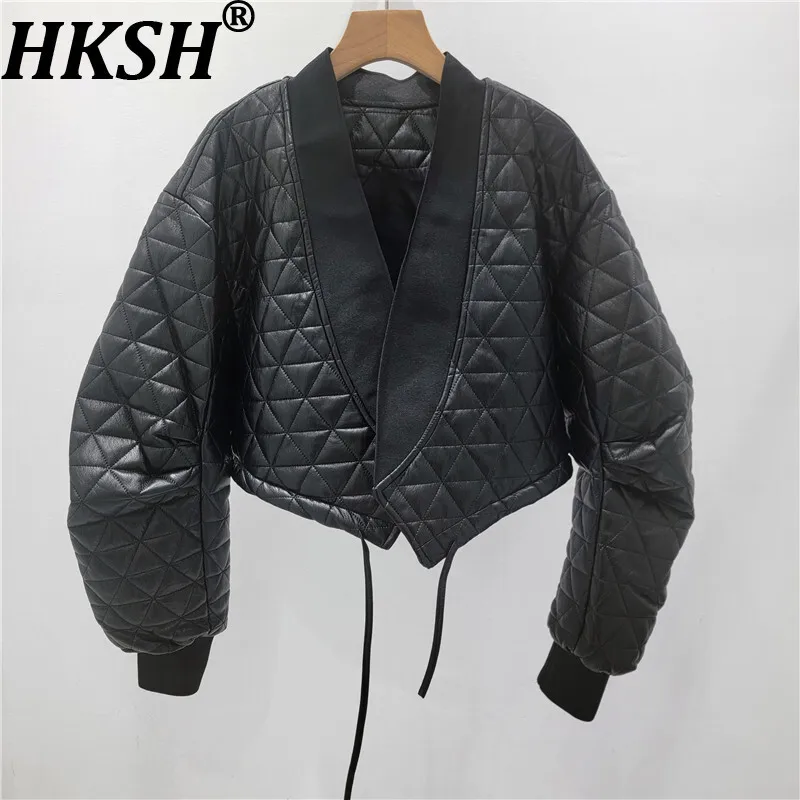 

HKSH 2025 Winter New Women Short Padded Coat V-Neck PU Leather Spliced Darwstring Hem Streetwear Chic Tide Wadded Jacket HK13337