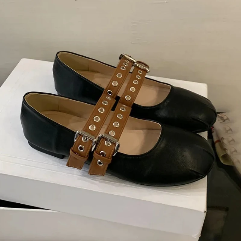 

Новые туфли Мэри Джейн на плоской подошве, женская обувь с заклепками и пряжкой на ремне, с круглым носком, неглубокая обувь, женская удобная модная повседневная обувь, Zapatos De Mujer