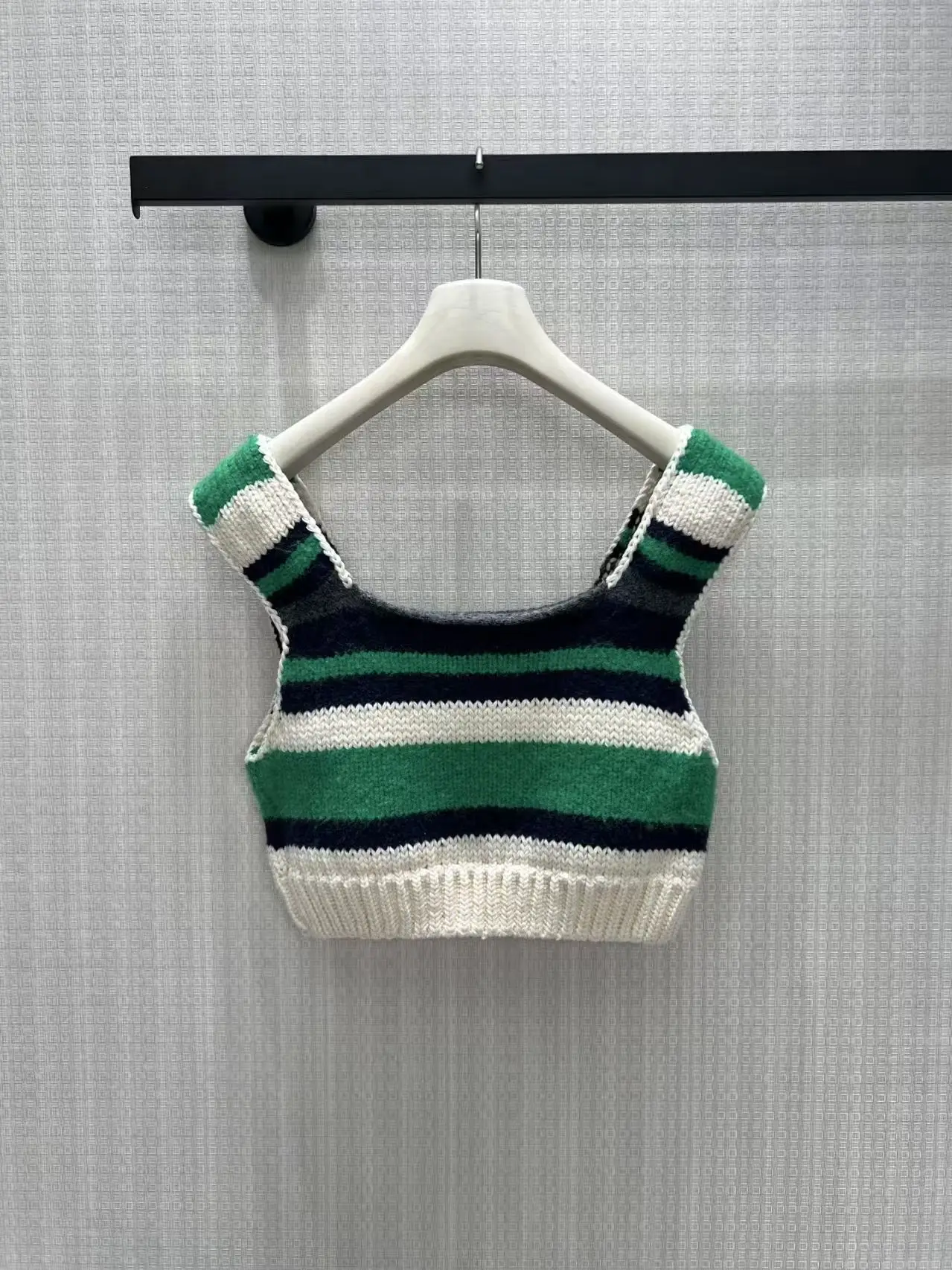 New autumn and winter collection with contrasting stripes, thick needle V-neck loose sweater, short square neck vest for women