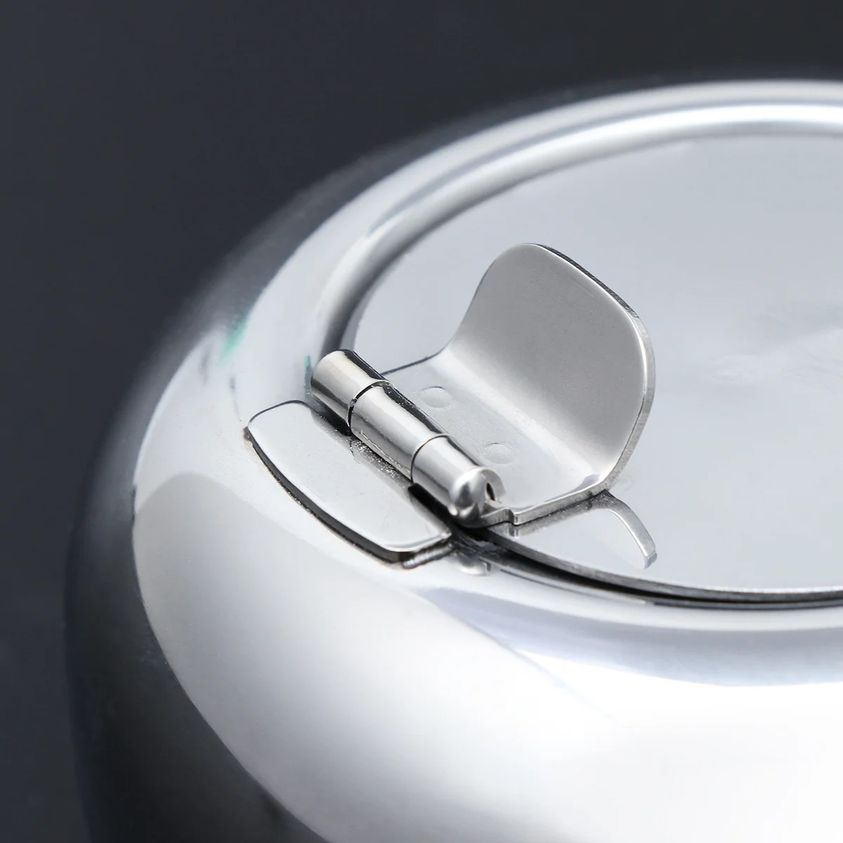 

1 PCS Modern Fashion Tabletop Ashtray with Lid Cigarette Ashtray for Indoor or Outdoor Use Ash Holder for Smokers Desktop Smokin