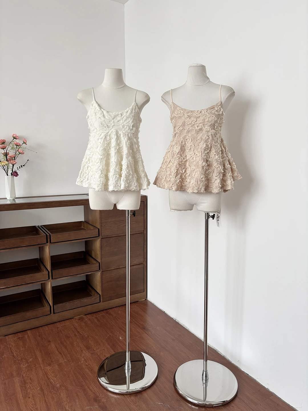 

Летний женский приталенный топ без рукавов с 3D-цветочным дизайном из полиэфирного волокна, повседневная модная верхняя одежда, тренд 2026 года