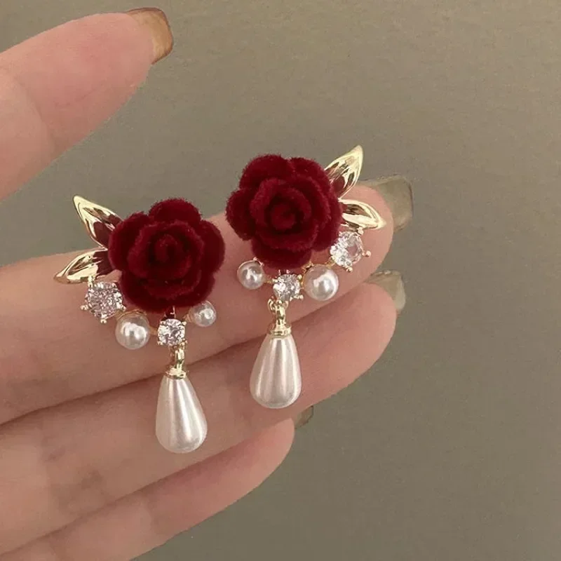

Wine Red Velvet Rose Pearl Earrings Women Luxury Vintage Red Rose Elegant High-end Studs Fashion Earrings Jewelry Accessories