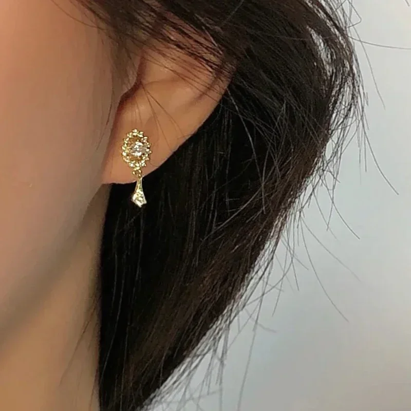 Huitan Zierliche süße Tropfen-Ohrringe, weiblich, zart, glänzend, CZ, anmutiges Ohr-Accessoire, attraktiver schöner Verlobungsfeier-Schmuck